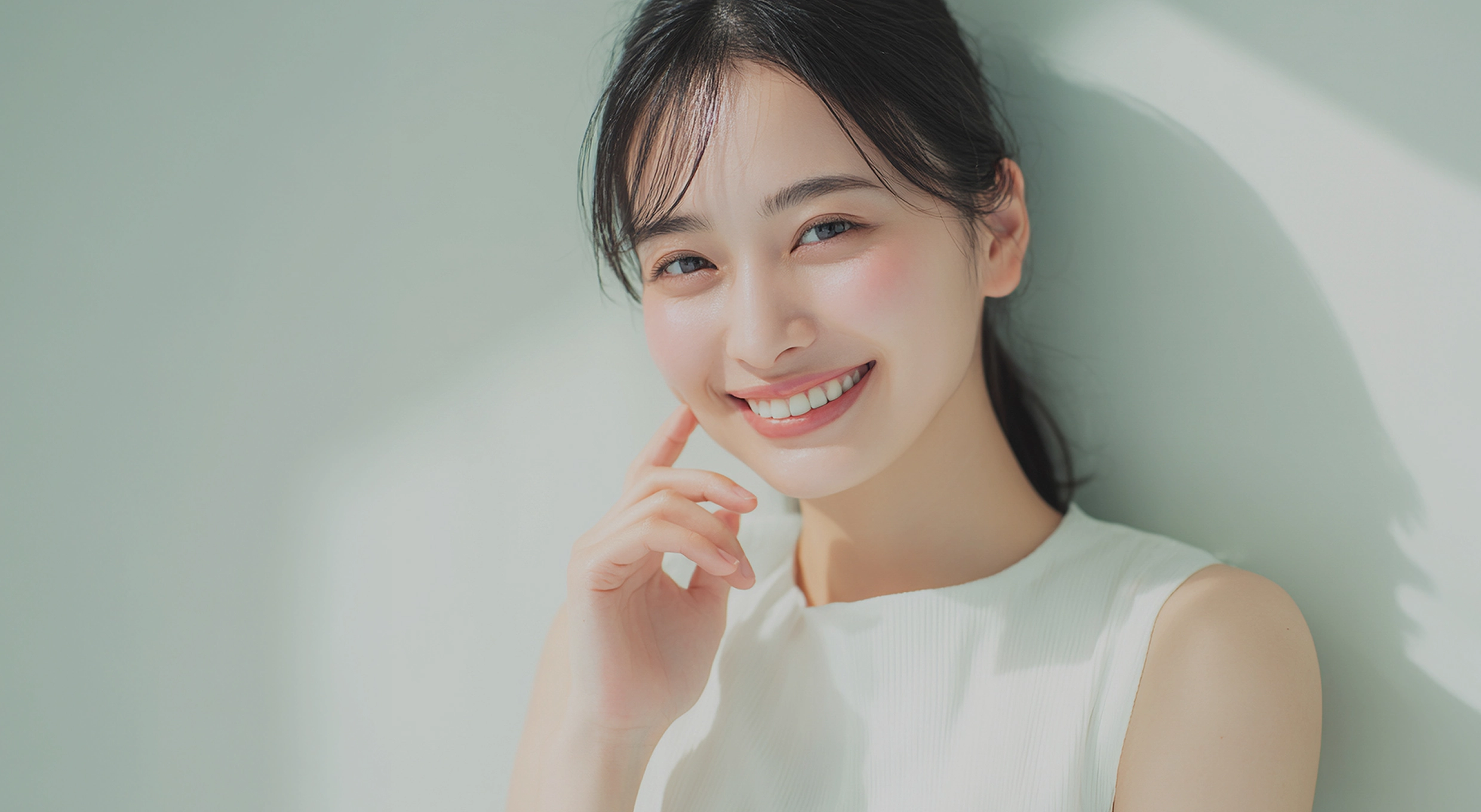 白い歯を見せる女性